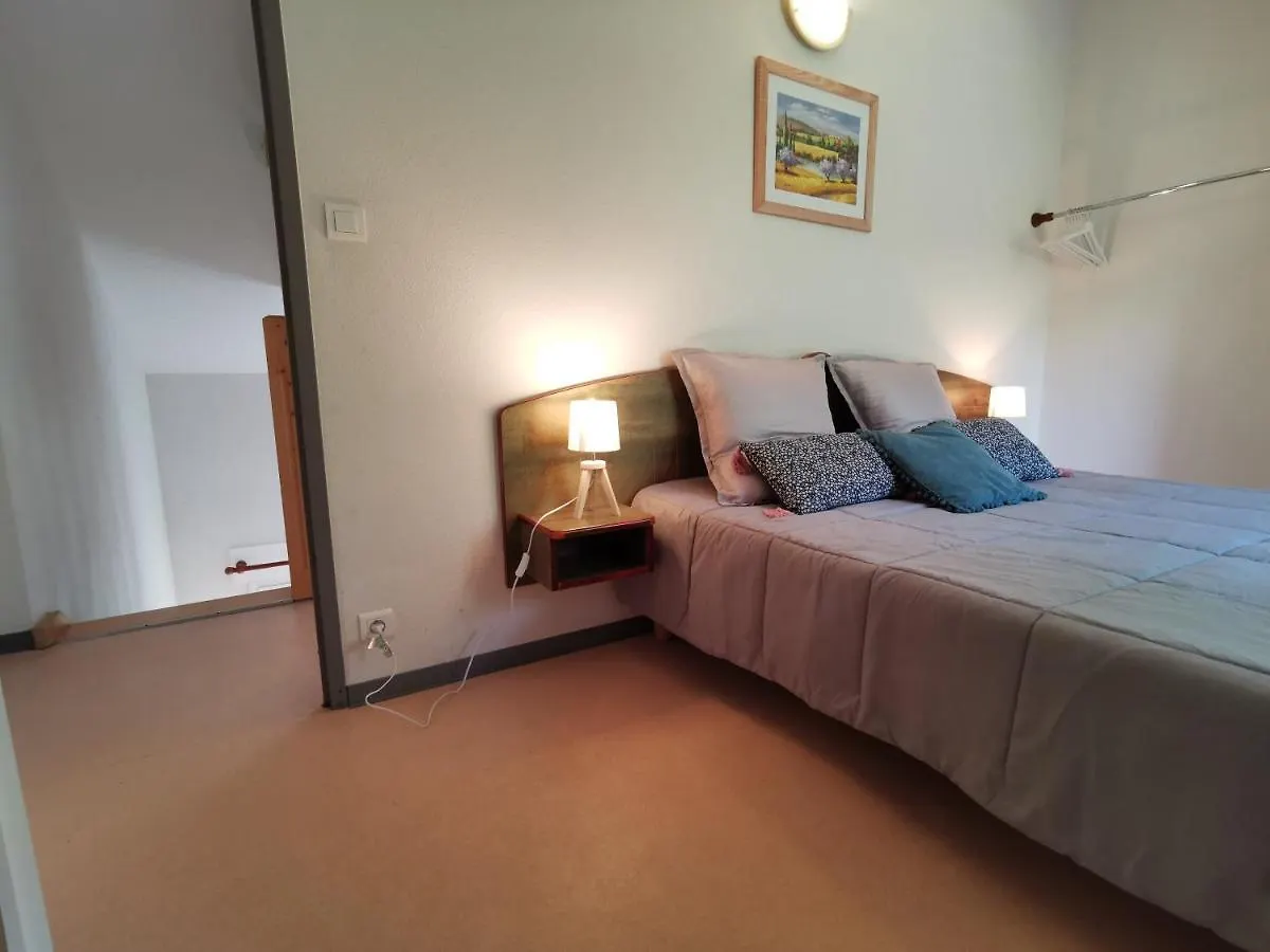 Appartement Maison mitoyenne piscines chauffées et tourisme vert à Saint-Geniez-dʼOlt