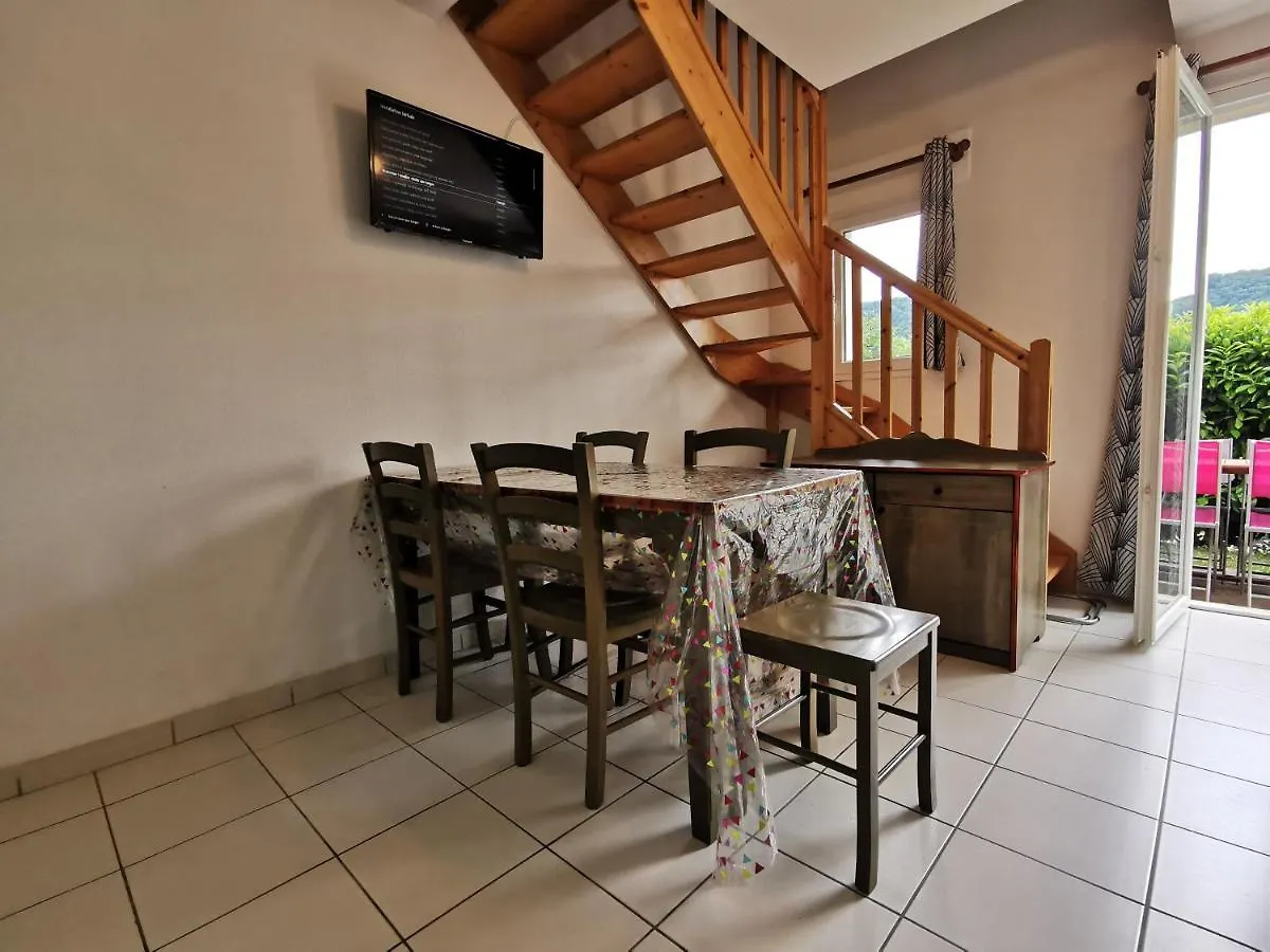 Appartement Maison mitoyenne piscines chauffées et tourisme vert à Saint-Geniez-dʼOlt
