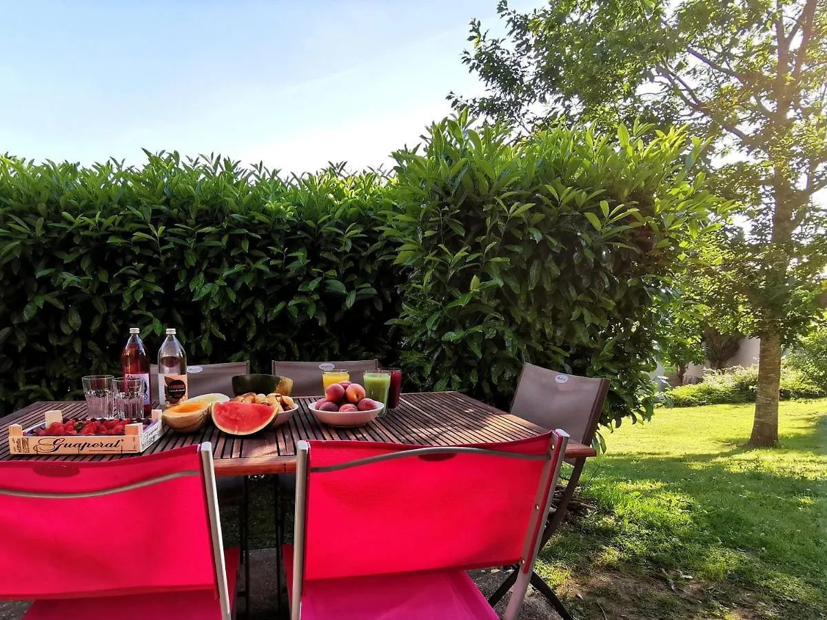 Appartement Maison mitoyenne piscines chauffées et tourisme vert à Saint-Geniez-dʼOlt